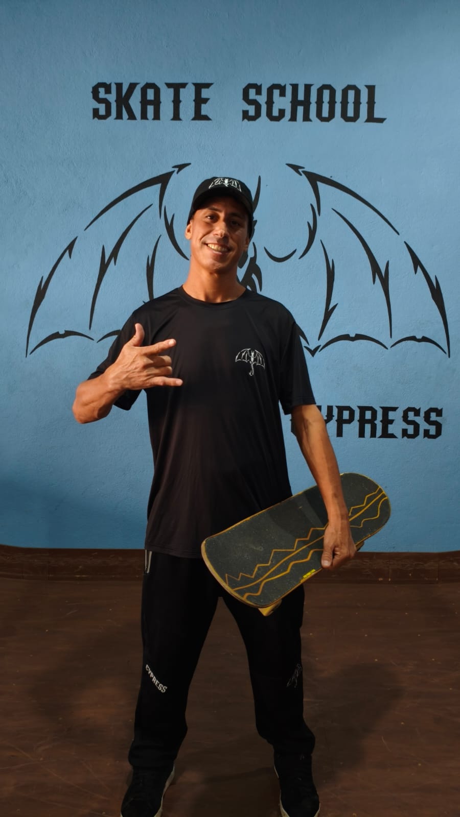 Cipriano andando de skate
