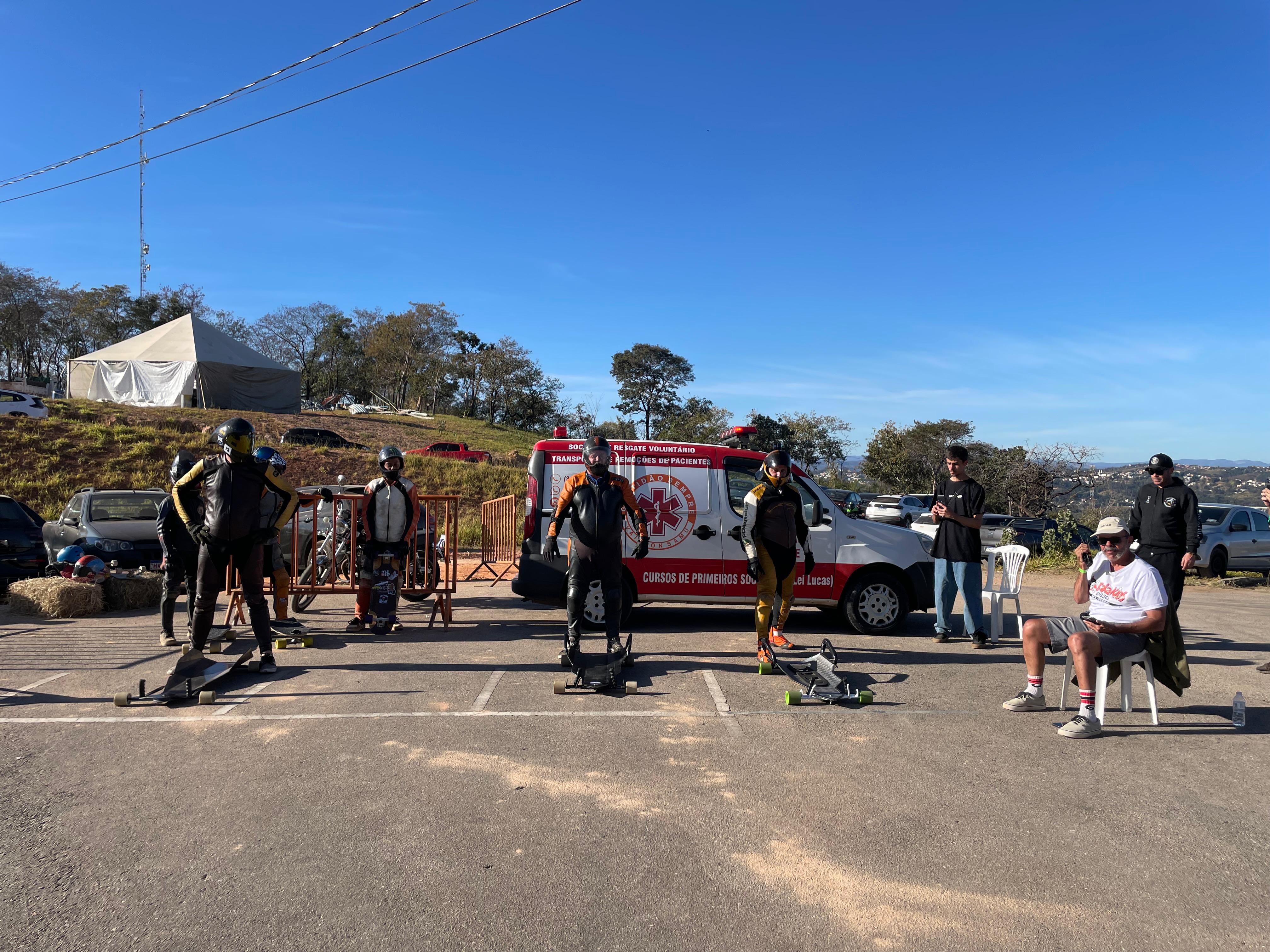 Atletas na área de largada do Mega Skate Challenge Fest