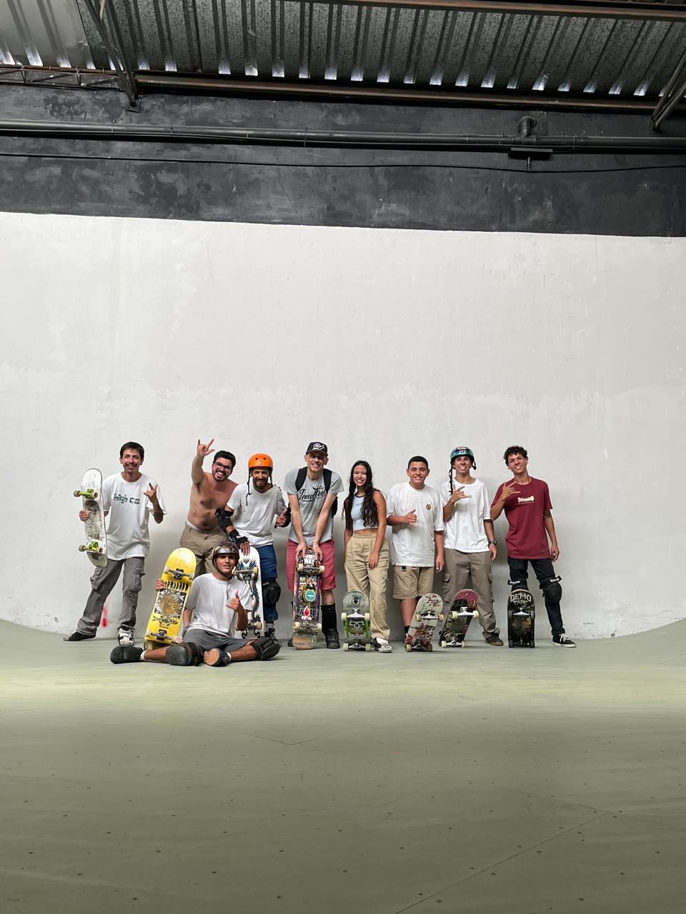 Galera reunida na pista