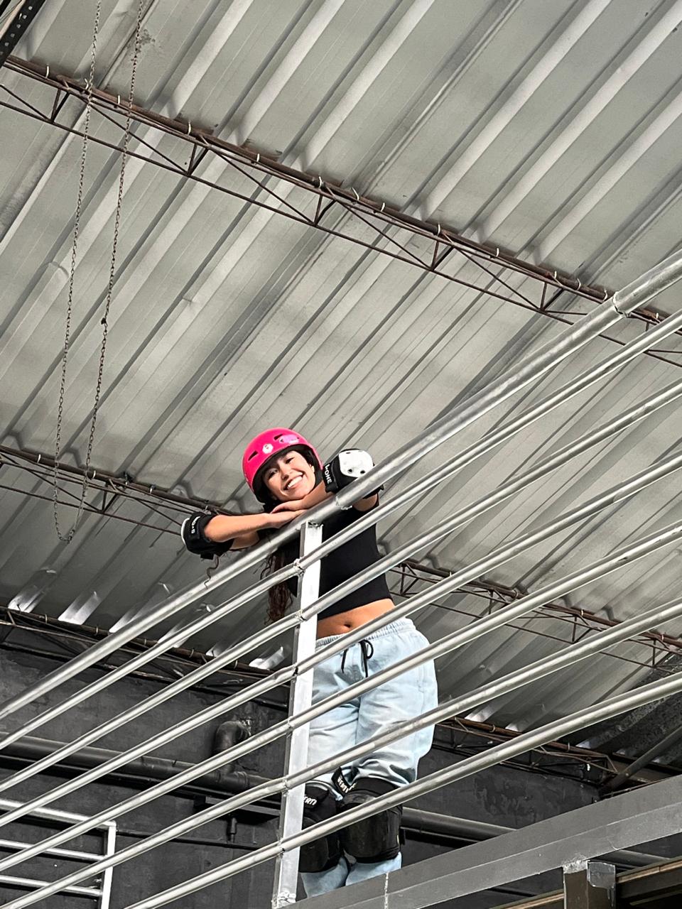 Aluna com capacete na pista