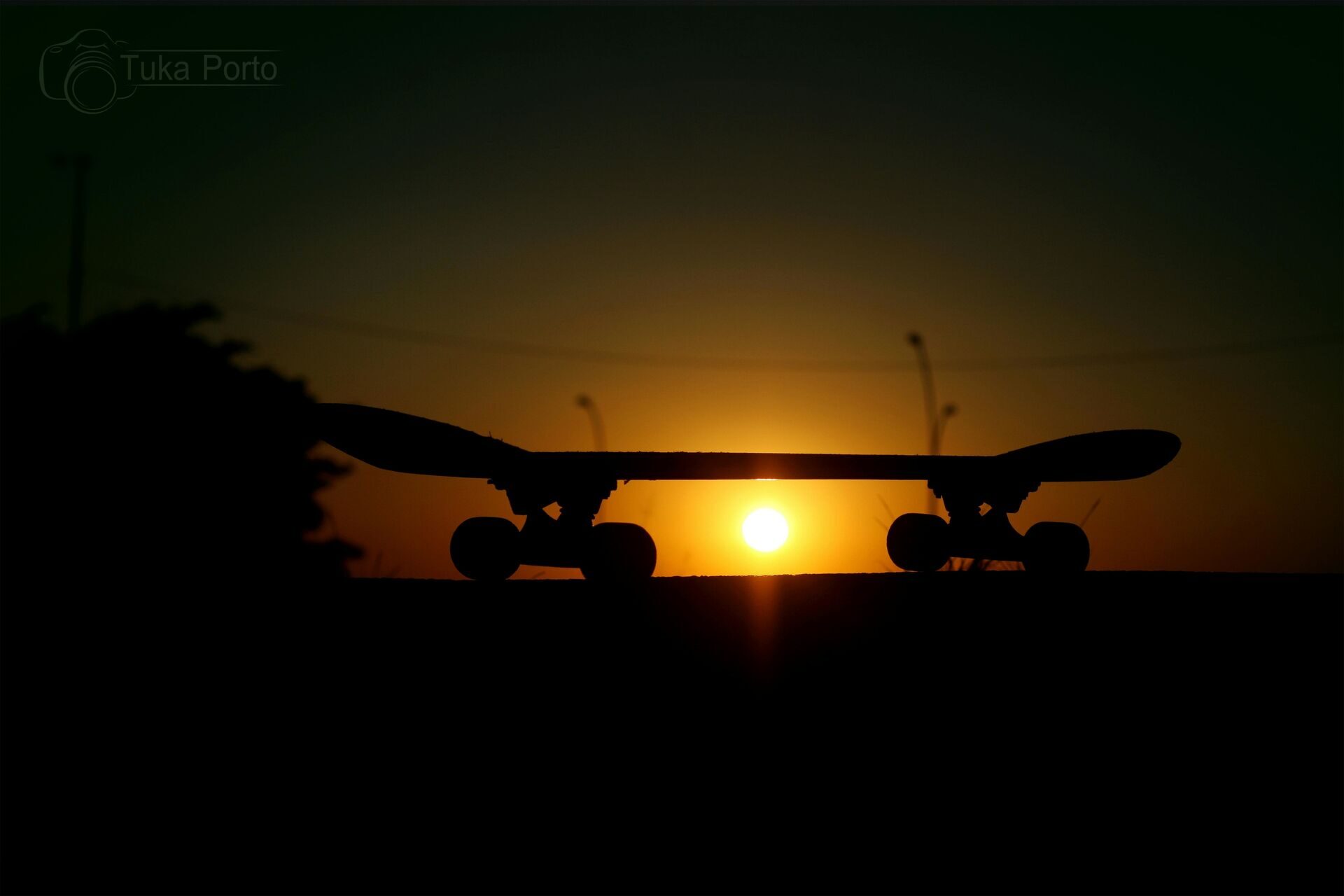 Silhueta de um skate contra o sol poente, na Orla do Guaíba