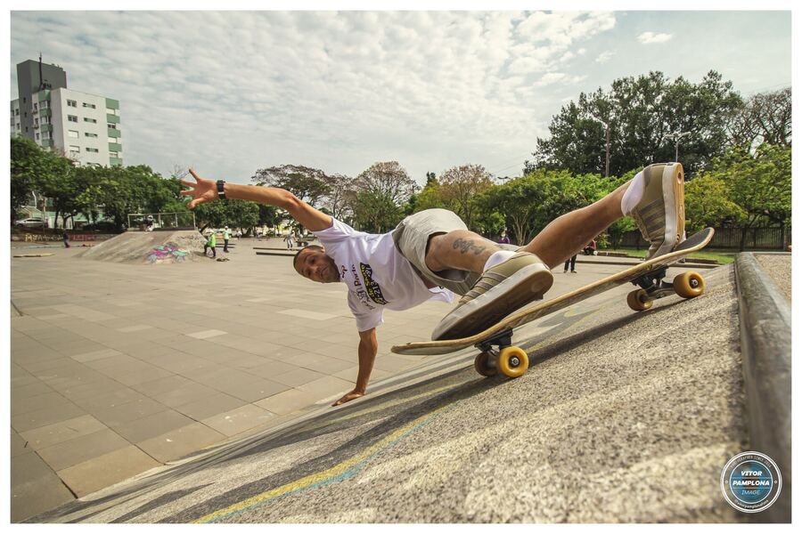 Manobra na borda do skatepark