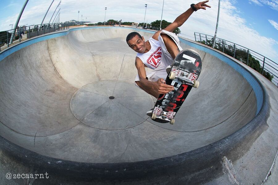 Descida no bowl, de capacete