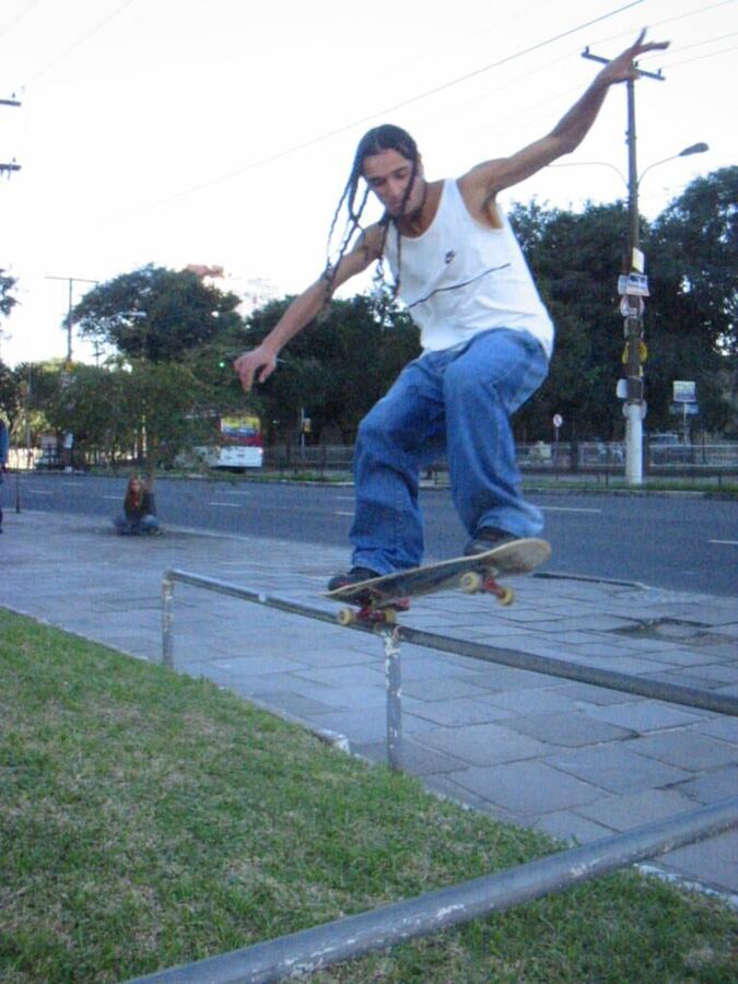 Equilíbrio no corrimão da praça