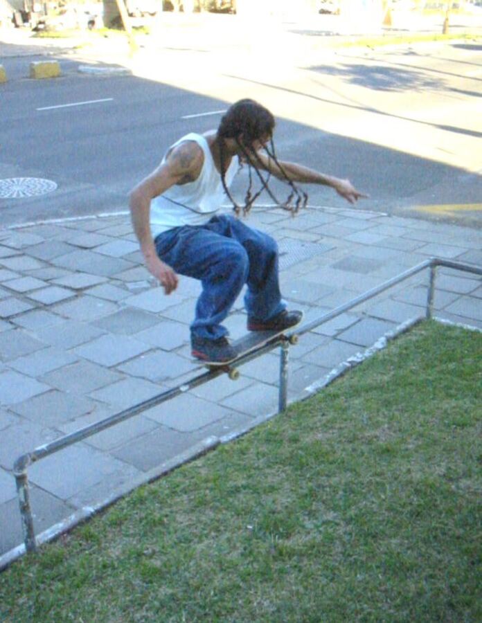 Grind no corrimão, na beira da rua