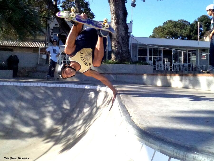 Handplant na borda da pista