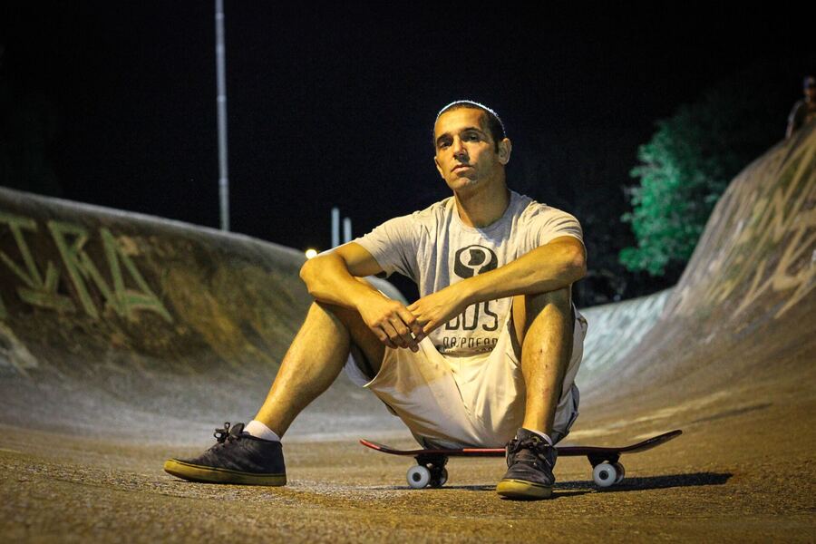Retrato de skatista na pista da Orla, à noite