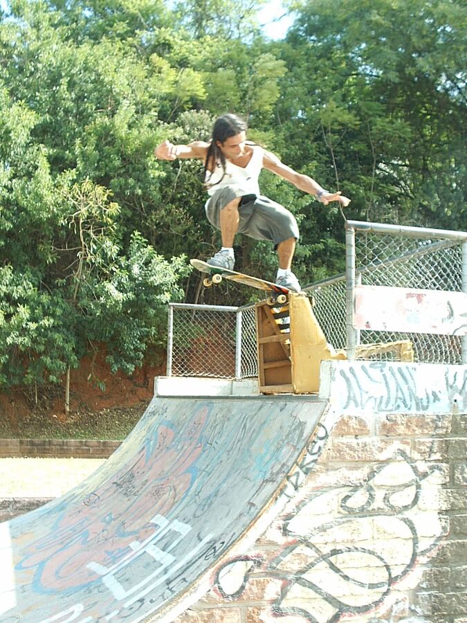 Descida na rampa de concreto, entre as árvores